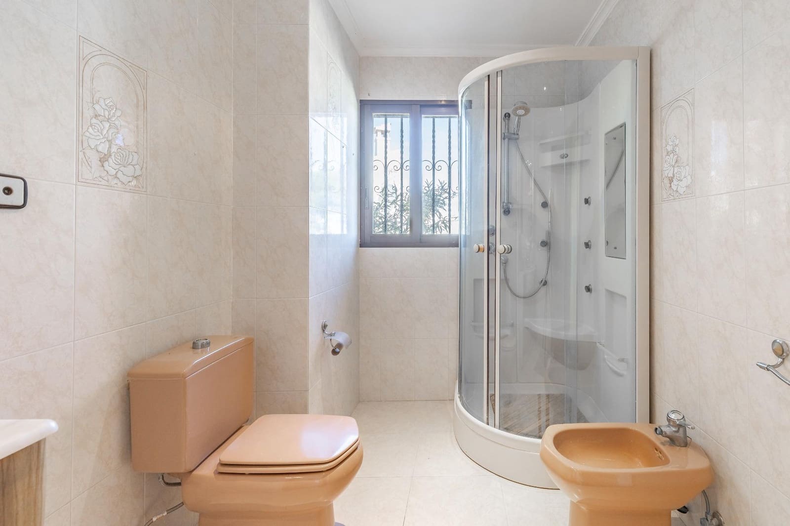 Chalet de 6 habitaciones en Chiva en venta con piscina garaje - 450.000 € (Ref: 9812354)