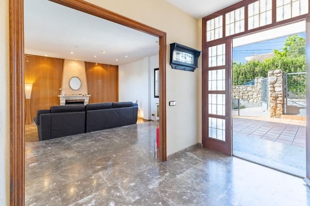 Chalet de 6 habitaciones en Chiva en venta con piscina garaje - 450.000 € (Ref: 9812354)