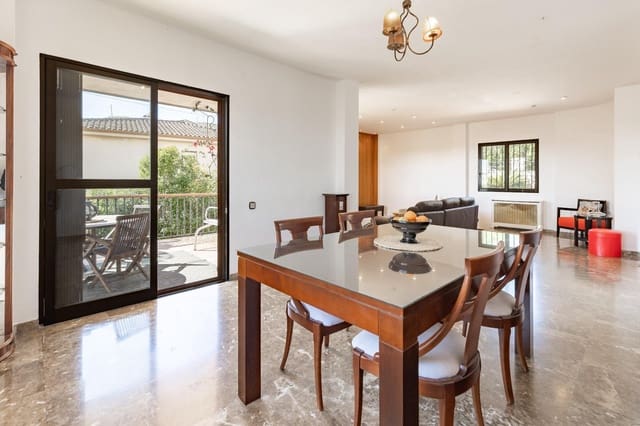 Chalet de 6 habitaciones en Chiva en venta con piscina garaje - 450.000 € (Ref: 9812354)