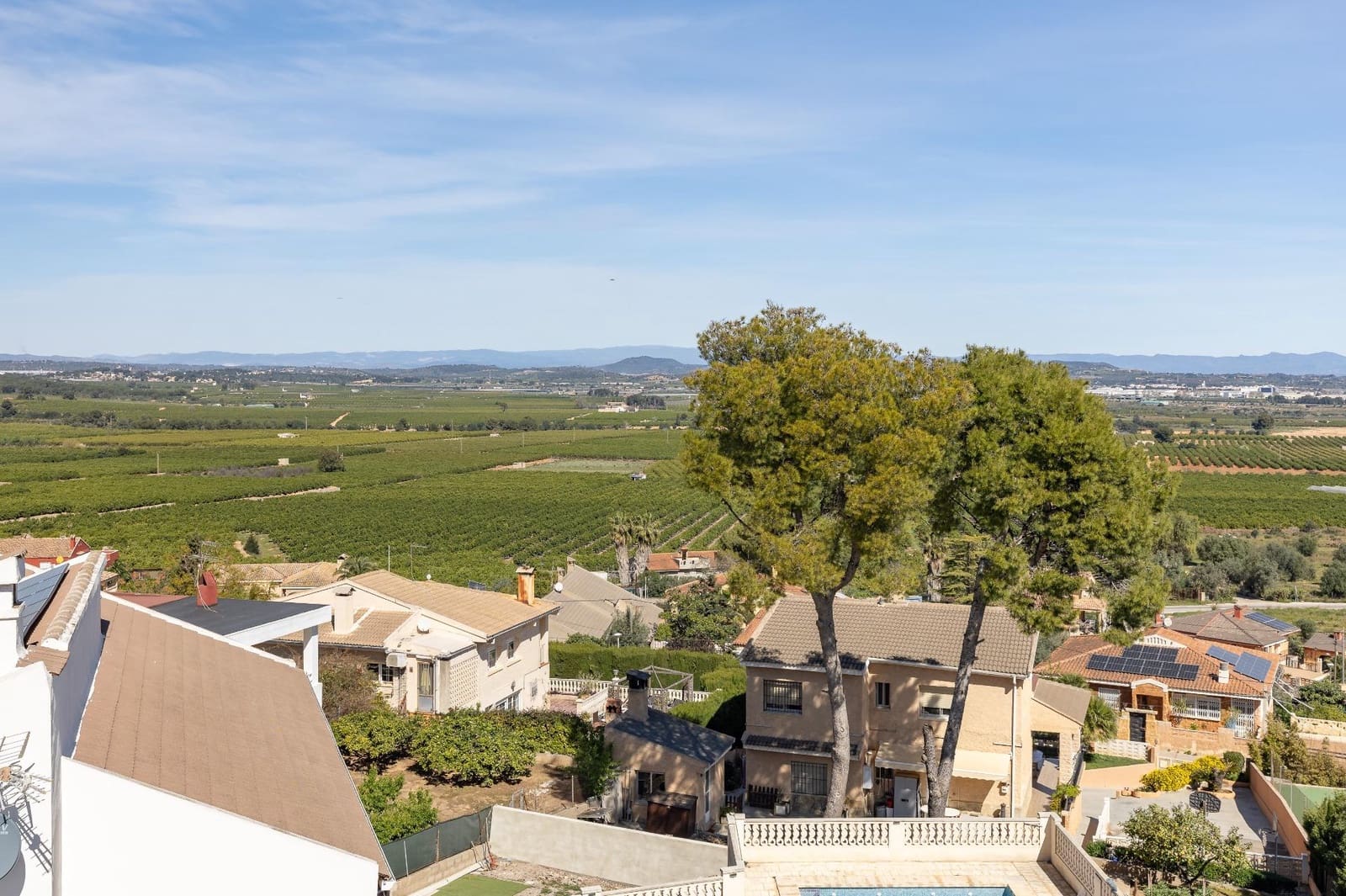 Chalet de 6 habitaciones en Chiva en venta con piscina garaje - 450.000 € (Ref: 9812354)