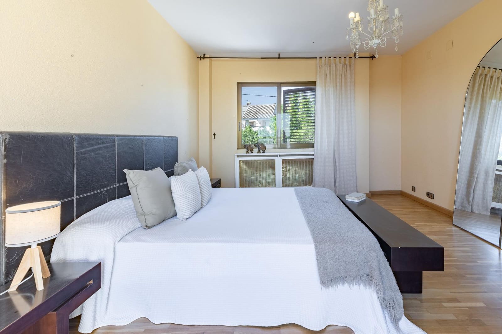 Chalet de 6 habitaciones en Chiva en venta con piscina garaje - 450.000 € (Ref: 9812354)