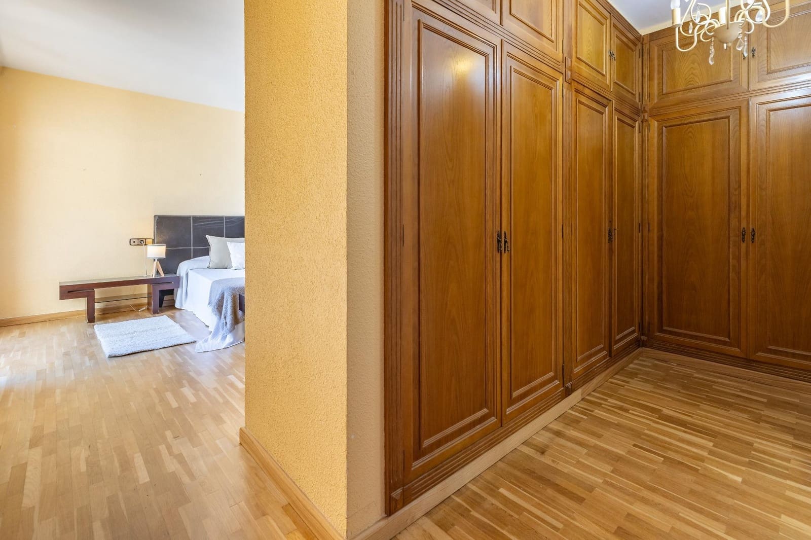 Chalet de 6 habitaciones en Chiva en venta con piscina garaje - 450.000 € (Ref: 9812354)