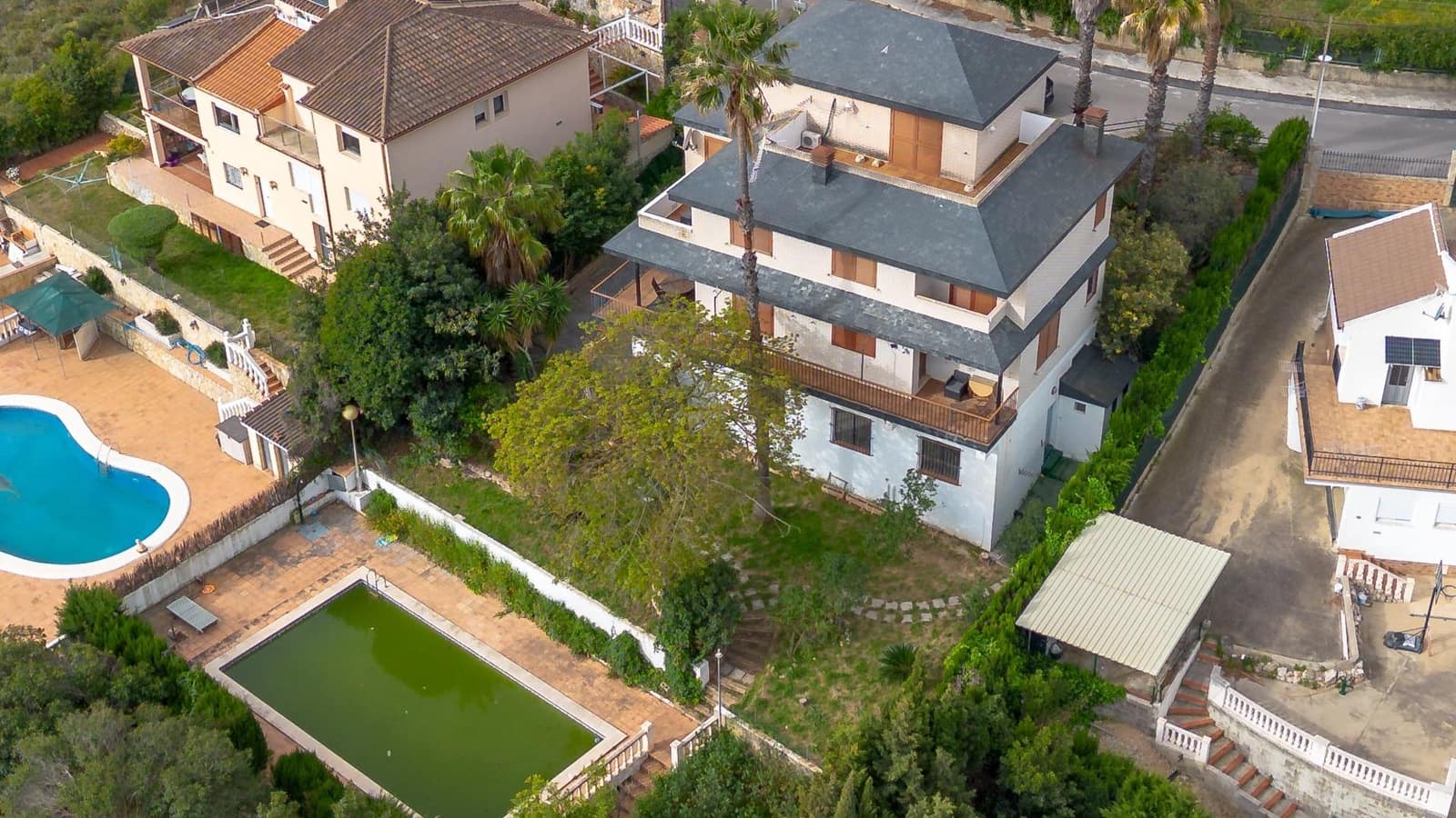 Chalet de 6 habitaciones en Chiva en venta con piscina garaje - 450.000 € (Ref: 9812354)