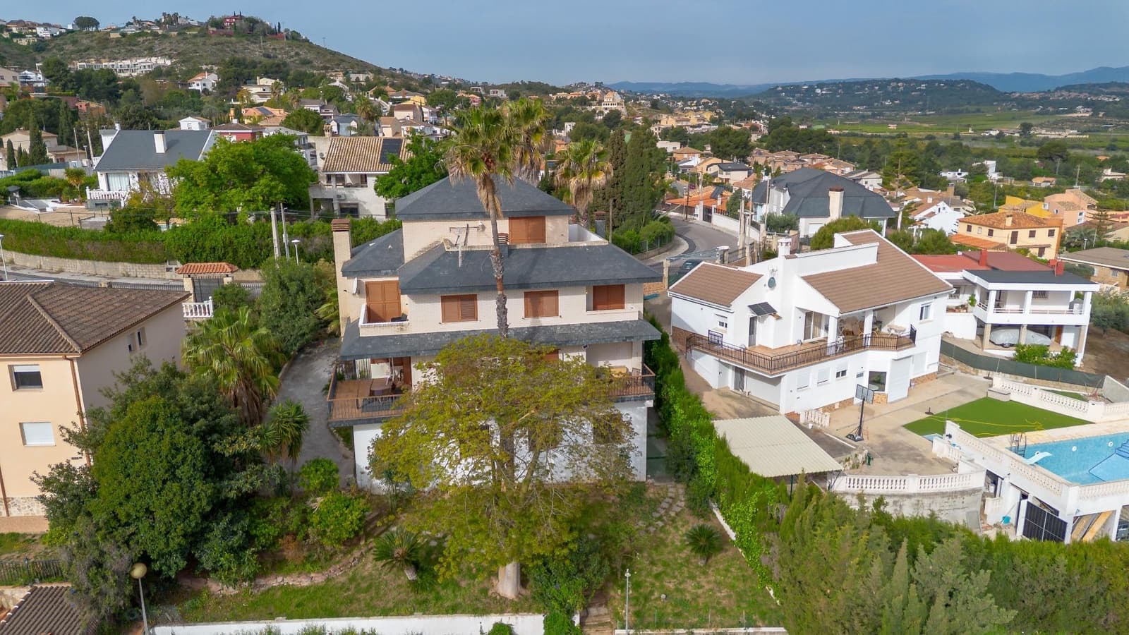 Chalet de 6 habitaciones en Chiva en venta con piscina garaje - 450.000 € (Ref: 9812354)