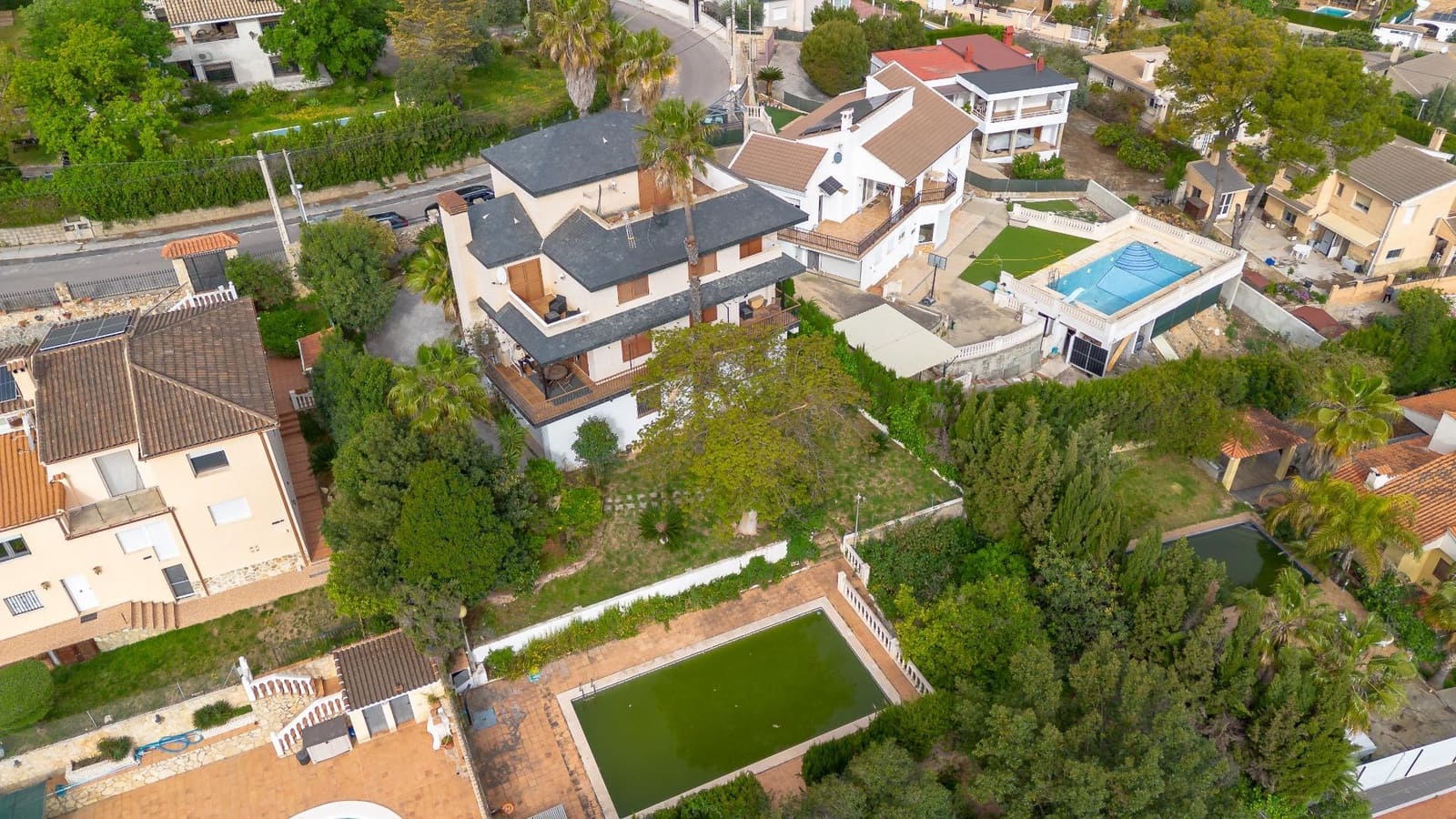 Chalet de 6 habitaciones en Chiva en venta con piscina garaje - 450.000 € (Ref: 9812354)
