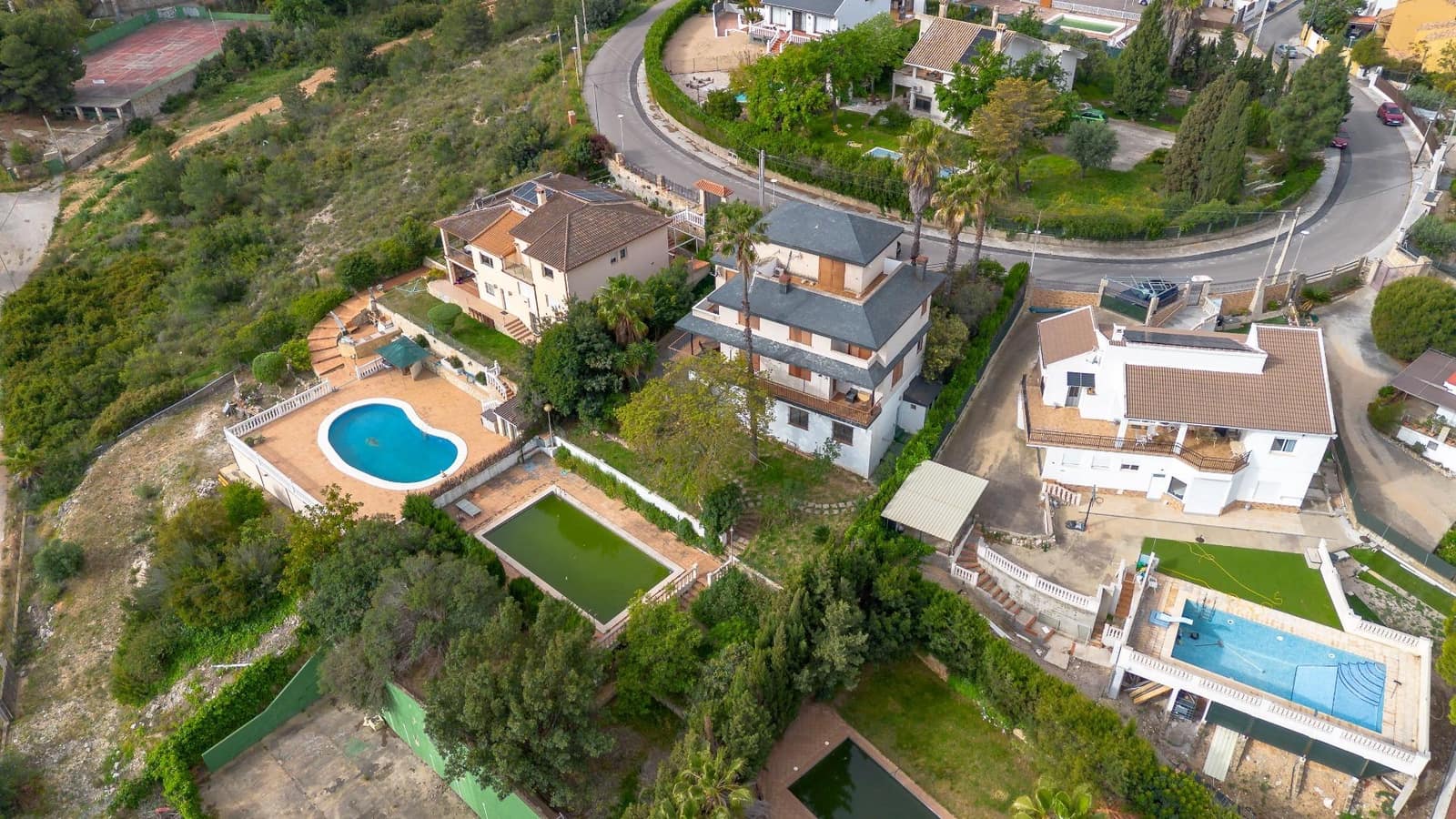 Chalet de 6 habitaciones en Chiva en venta con piscina garaje - 450.000 € (Ref: 9812354)