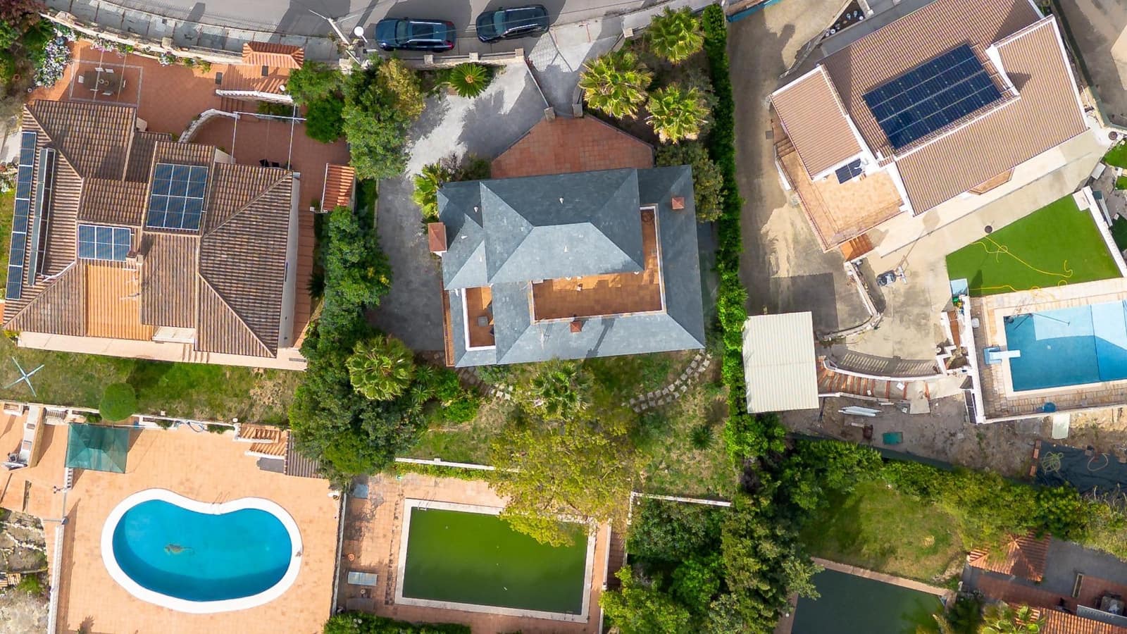 Chalet de 6 habitaciones en Chiva en venta con piscina garaje - 450.000 € (Ref: 9812354)