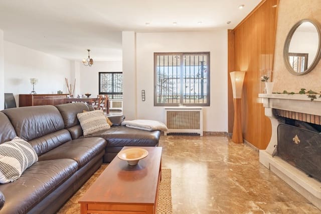 Chalet de 6 habitaciones en Chiva en venta con piscina garaje - 450.000 € (Ref: 9812354)