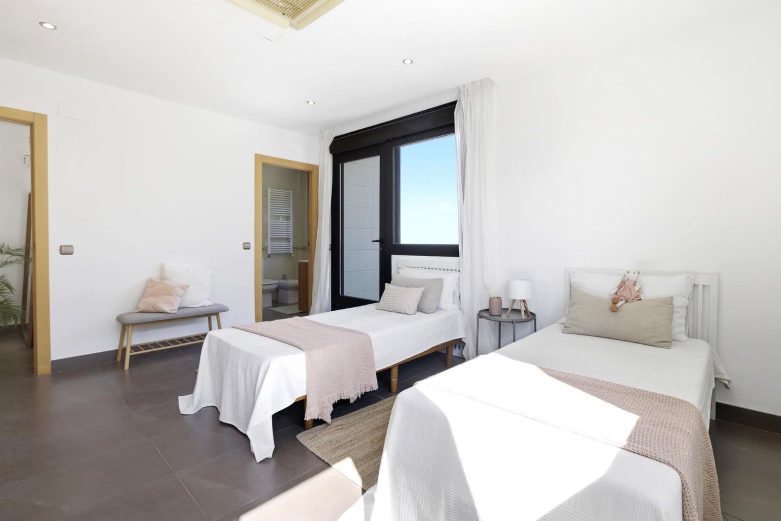 6 slaapkamer Villa te koop in Chiva met zwembad garage - € 600.000 (Ref: 9825070)