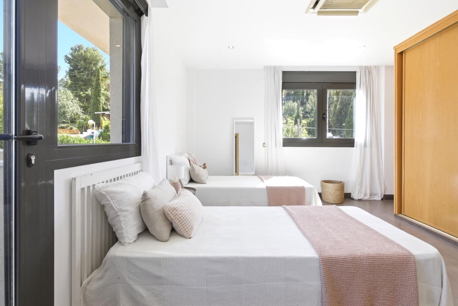 6 slaapkamer Villa te koop in Chiva met zwembad garage - € 600.000 (Ref: 9825070)