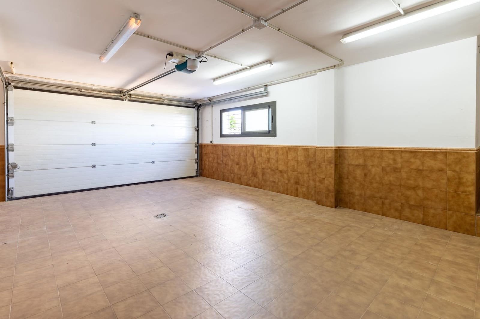 6 slaapkamer Villa te koop in Chiva met zwembad garage - € 600.000 (Ref: 9825070)