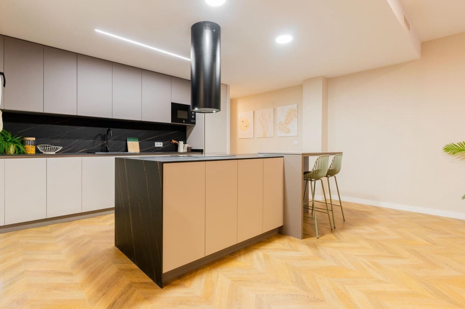 4 bedroom Flat for rent in Valencia city - € 2,500 (Ref: 9839625)