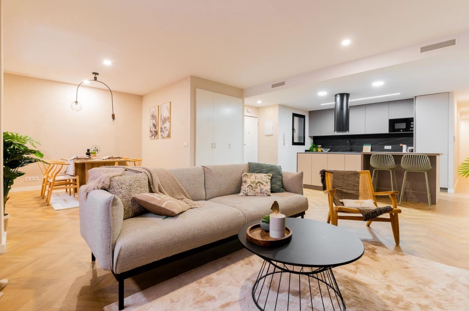 4 bedroom Flat for rent in Valencia city - € 2,500 (Ref: 9839625)