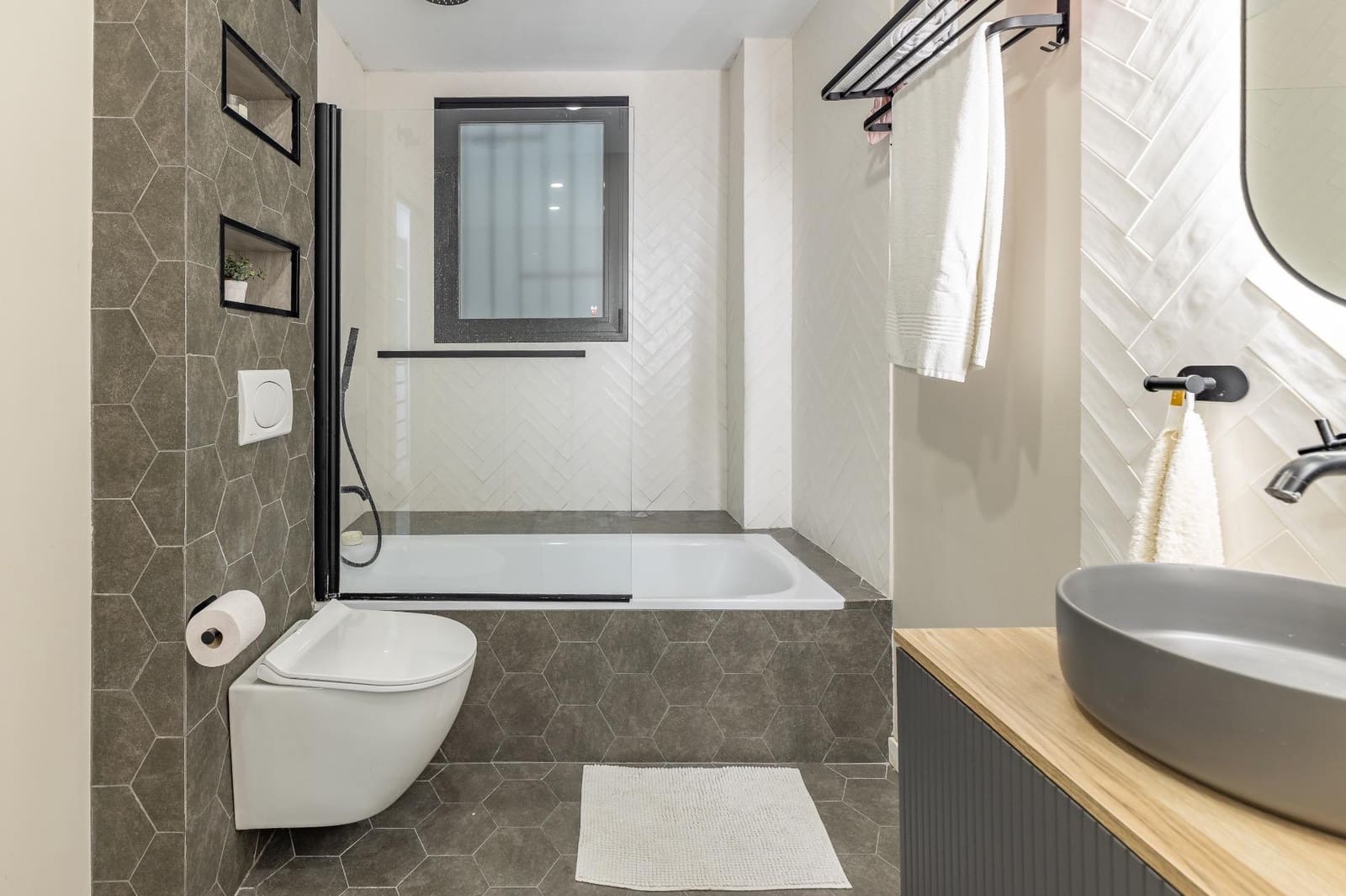 4 bedroom Flat for rent in Valencia city - € 2,500 (Ref: 9839625)