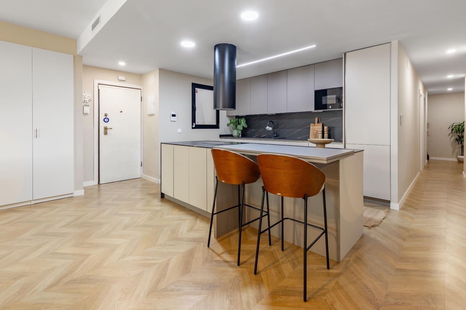 4 bedroom Flat for rent in Valencia city - € 2,500 (Ref: 9839625)