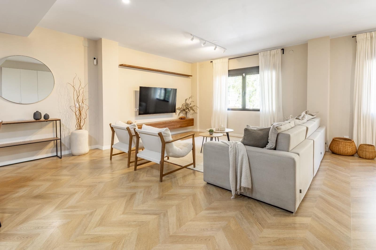 4 bedroom Flat for rent in Valencia city - € 2,500 (Ref: 9839625)