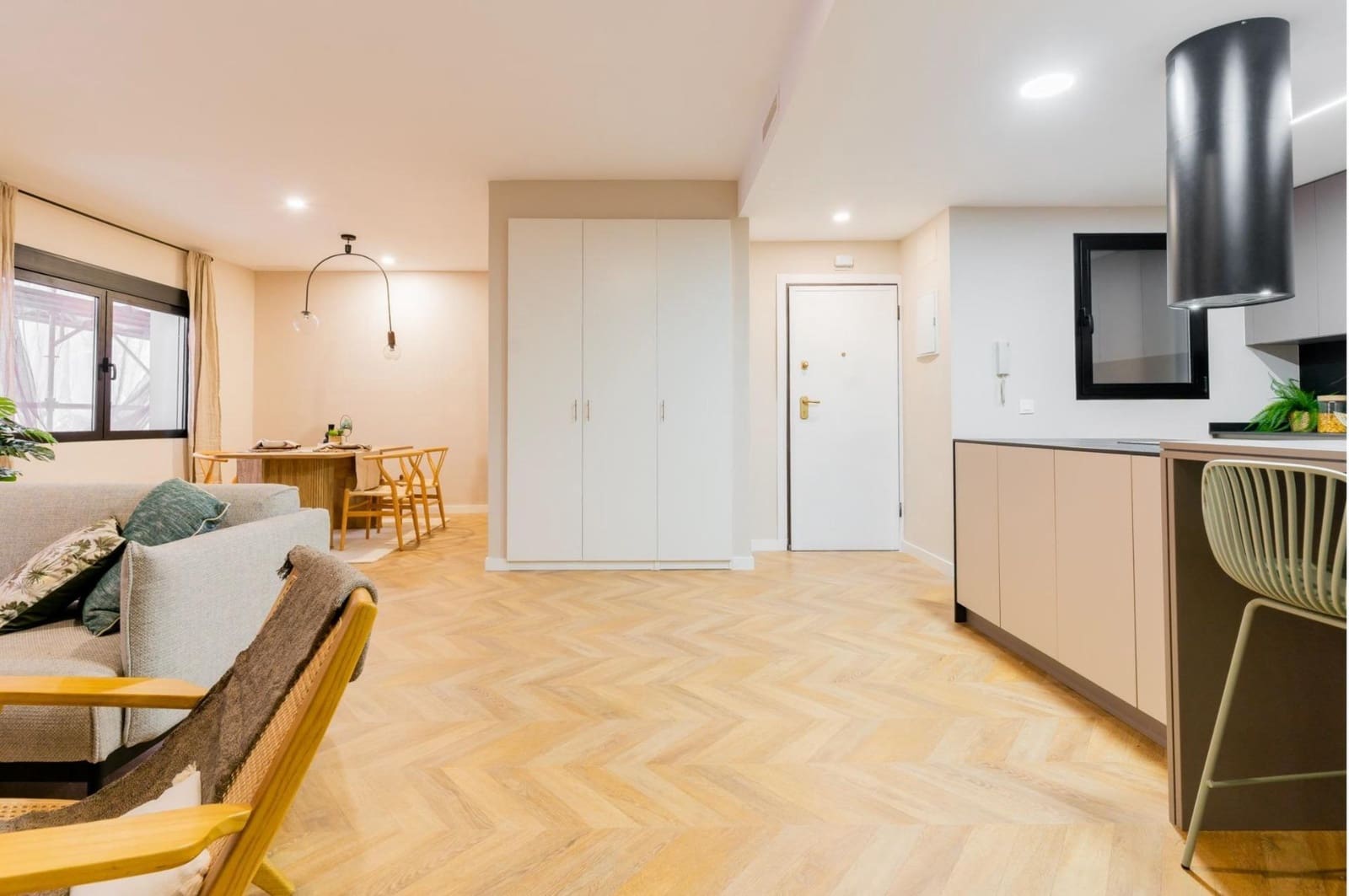 4 bedroom Flat for rent in Valencia city - € 2,500 (Ref: 9839625)