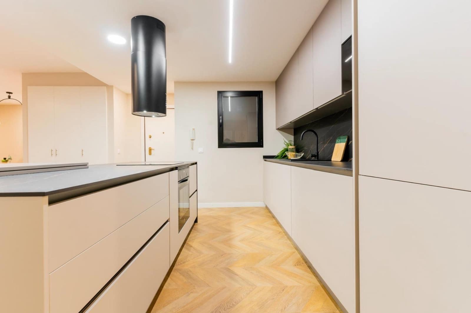 4 bedroom Flat for rent in Valencia city - € 2,500 (Ref: 9839625)