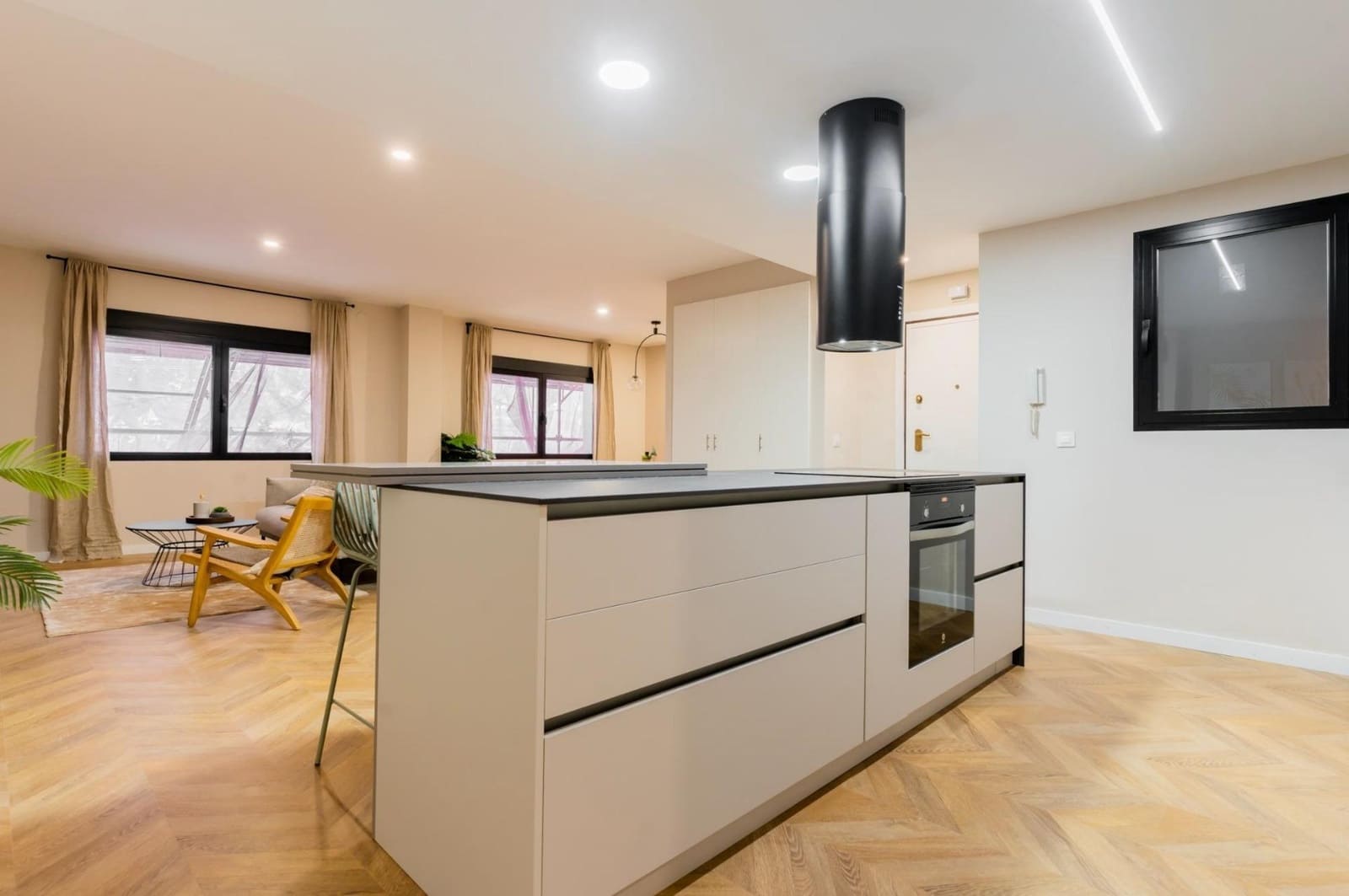 4 bedroom Flat for rent in Valencia city - € 2,500 (Ref: 9839625)
