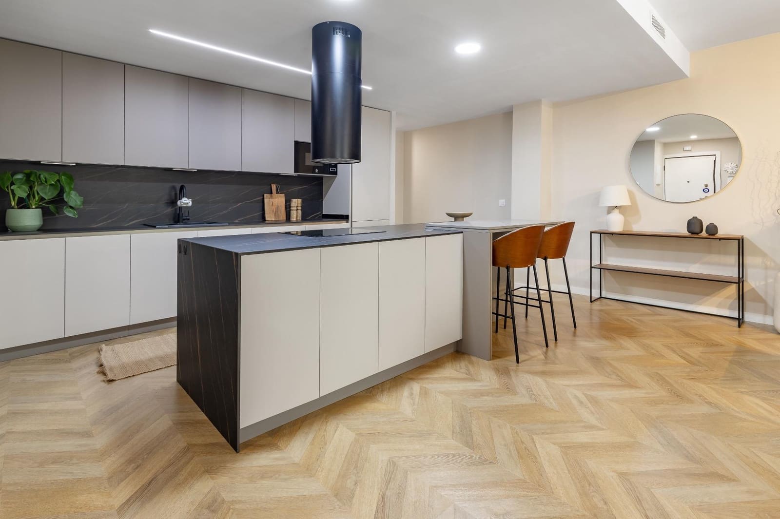 4 bedroom Flat for rent in Valencia city - € 2,500 (Ref: 9839625)