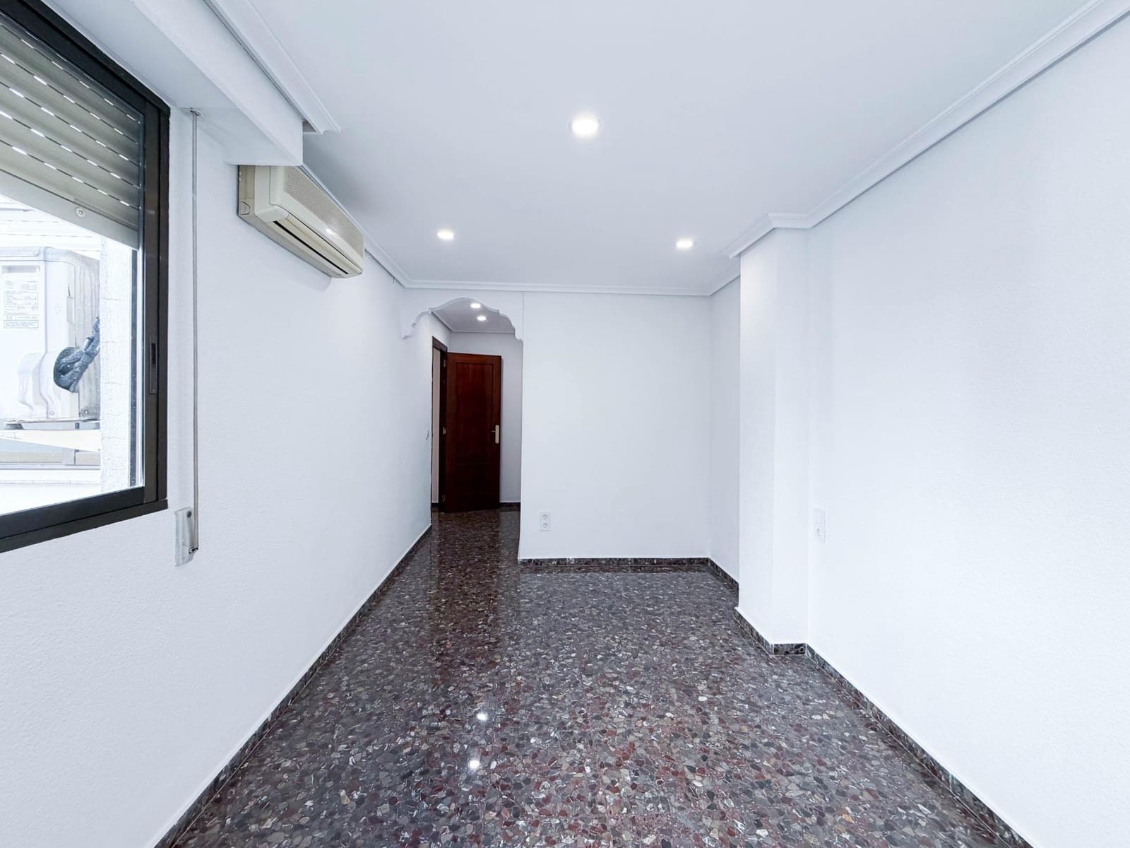 4 bedroom Flat for rent in Quart de Poblet - € 1,100 (Ref: 9839626)