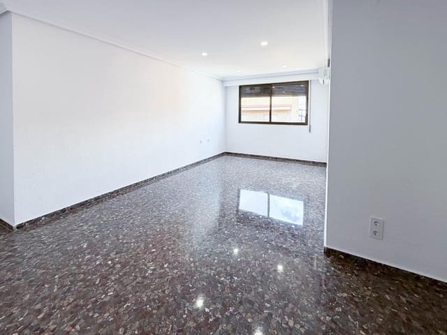 4 bedroom Flat for rent in Quart de Poblet - € 1,100 (Ref: 9839626)