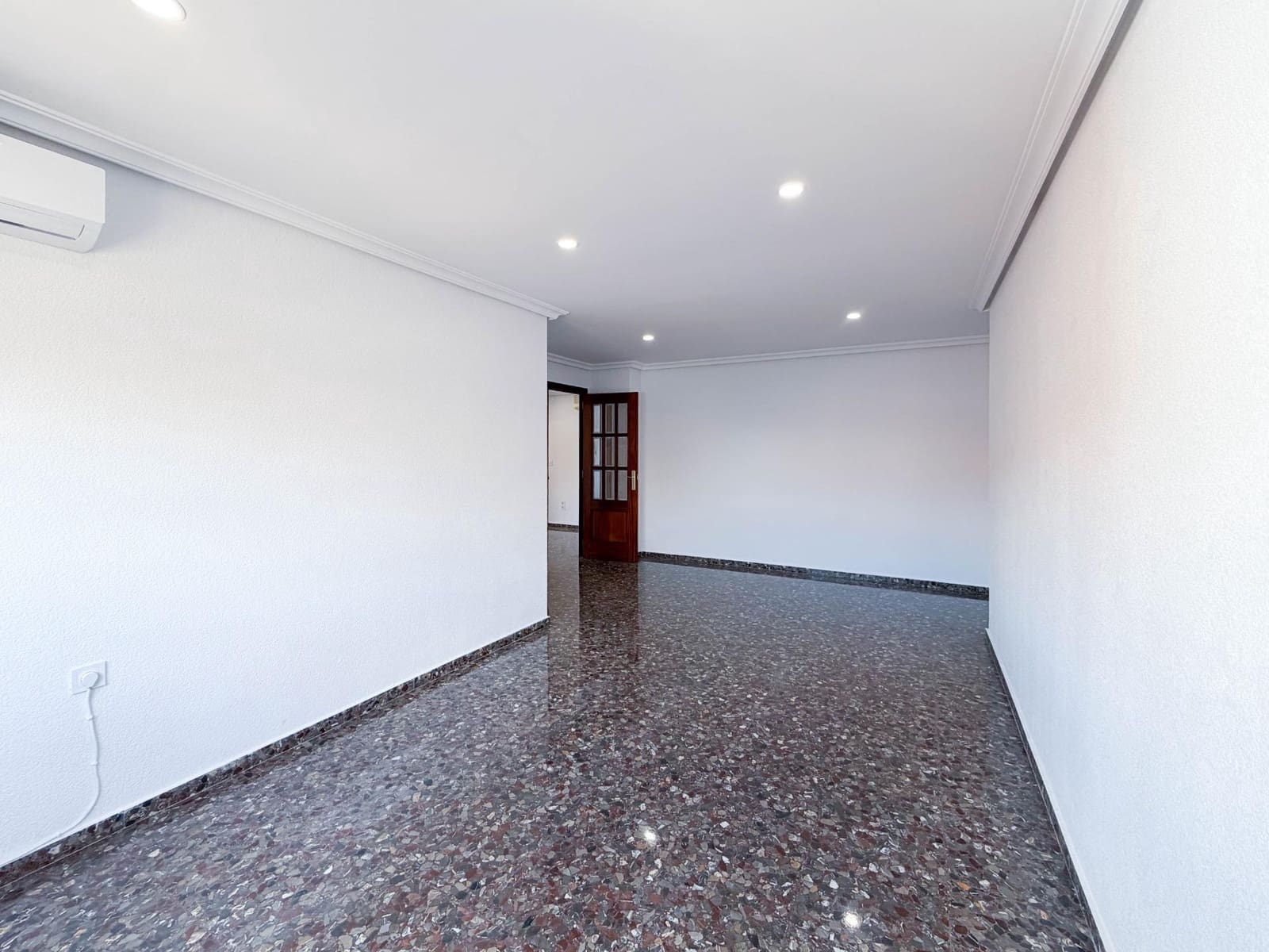 4 bedroom Flat for rent in Quart de Poblet - € 1,100 (Ref: 9839626)