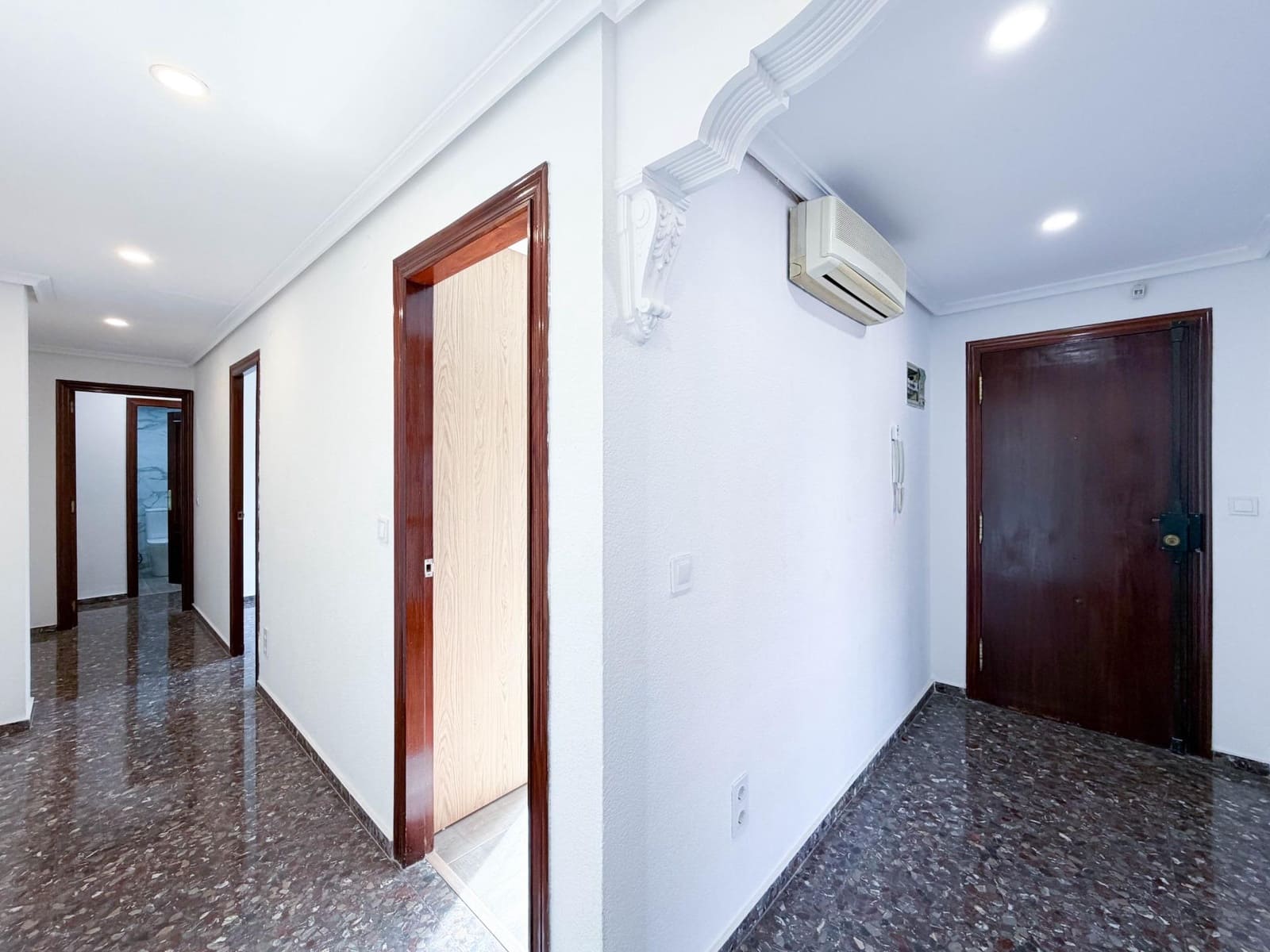 4 bedroom Flat for rent in Quart de Poblet - € 1,100 (Ref: 9839626)