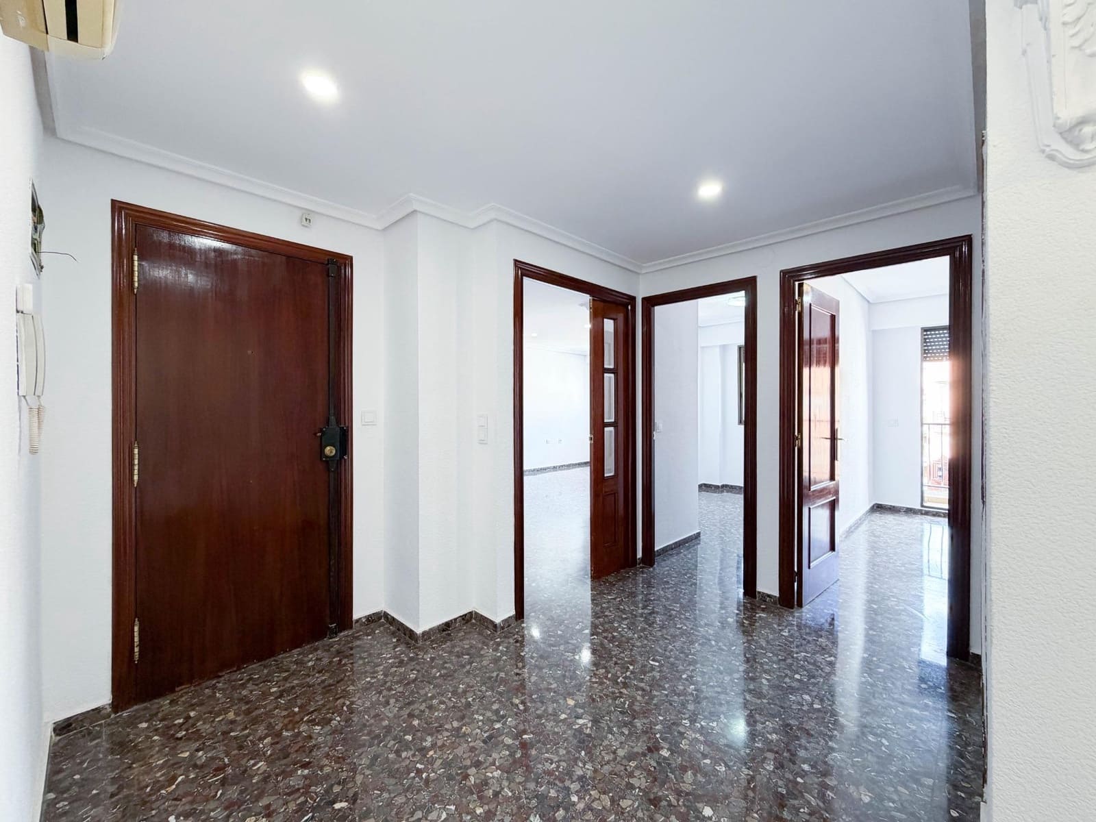 4 bedroom Flat for rent in Quart de Poblet - € 1,100 (Ref: 9839626)