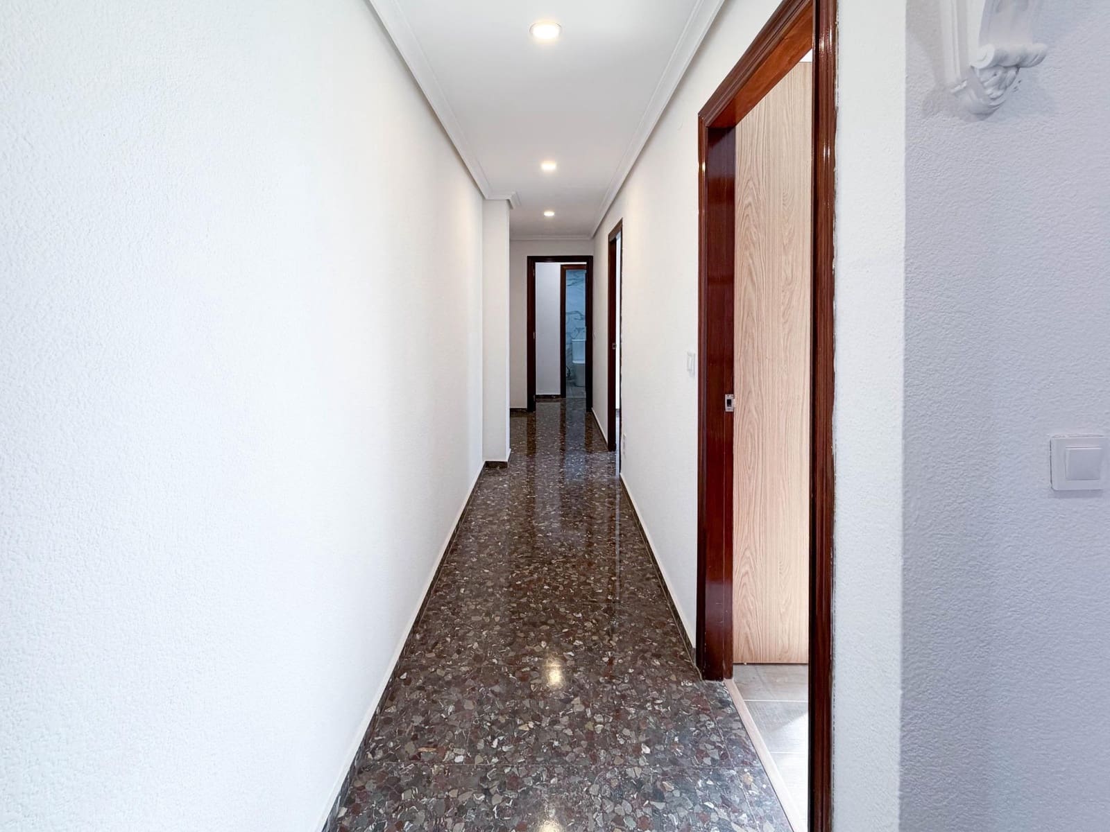4 bedroom Flat for rent in Quart de Poblet - € 1,100 (Ref: 9839626)