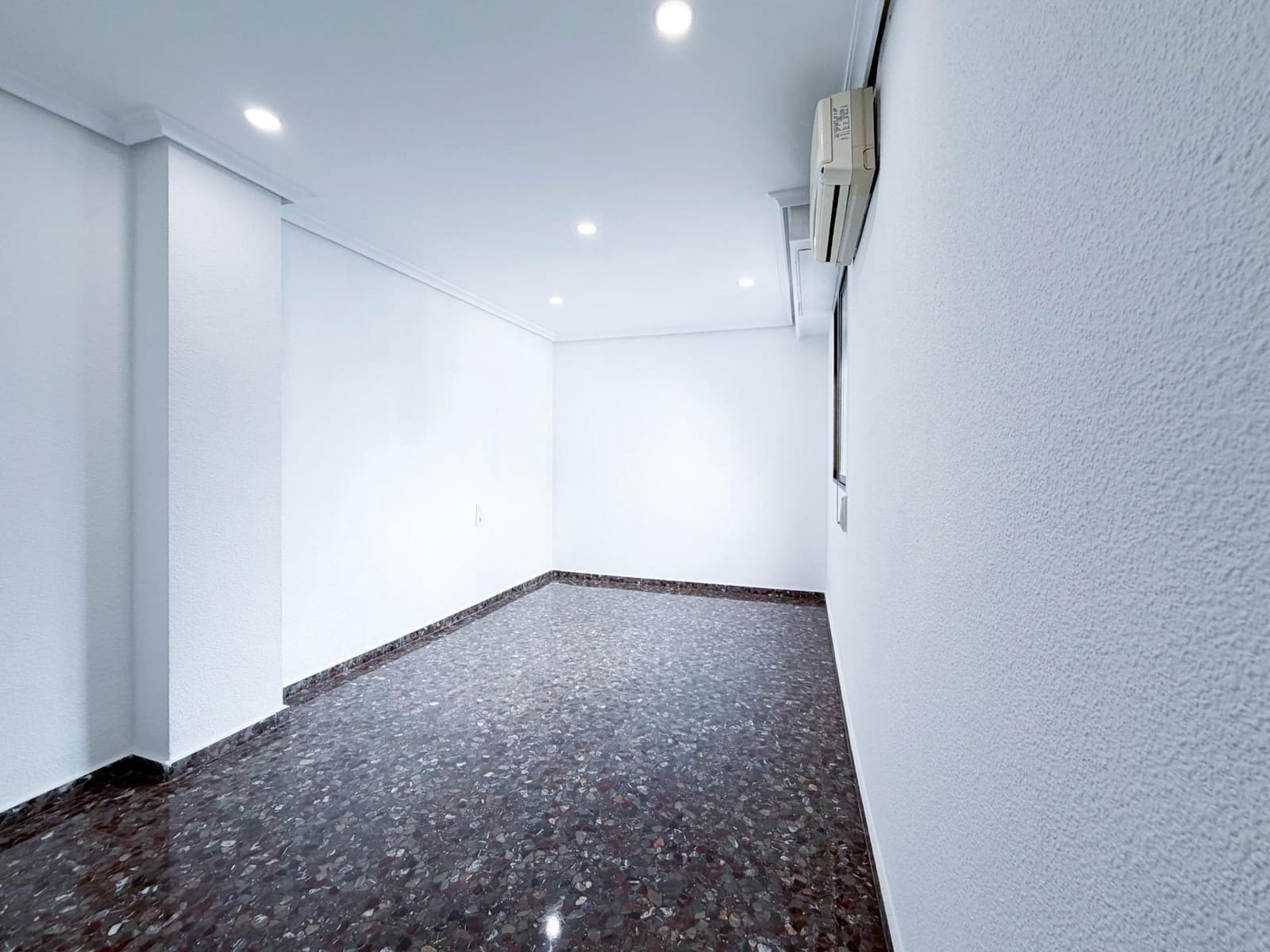 4 bedroom Flat for rent in Quart de Poblet - € 1,100 (Ref: 9839626)