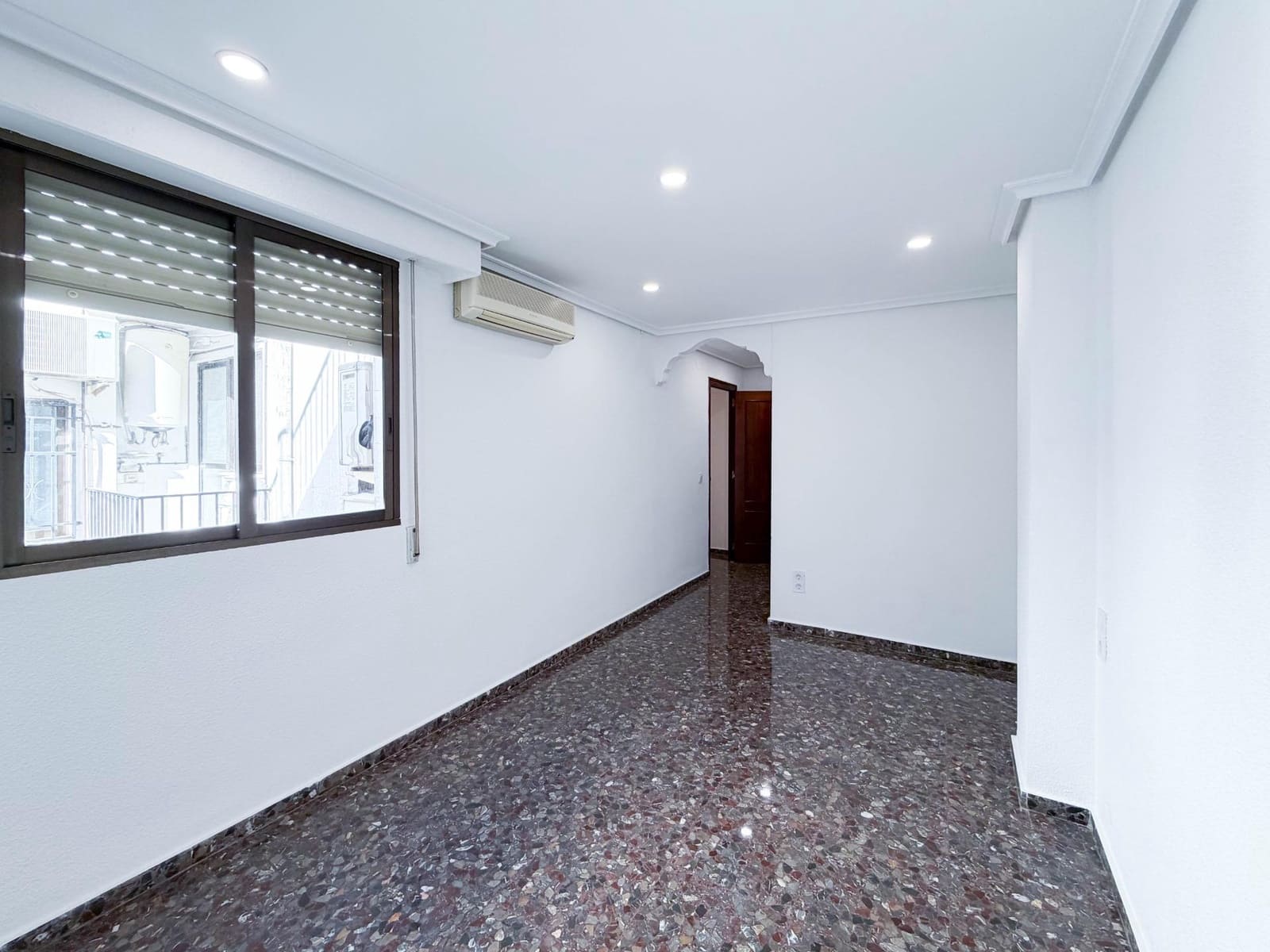 4 bedroom Flat for rent in Quart de Poblet - € 1,100 (Ref: 9839626)
