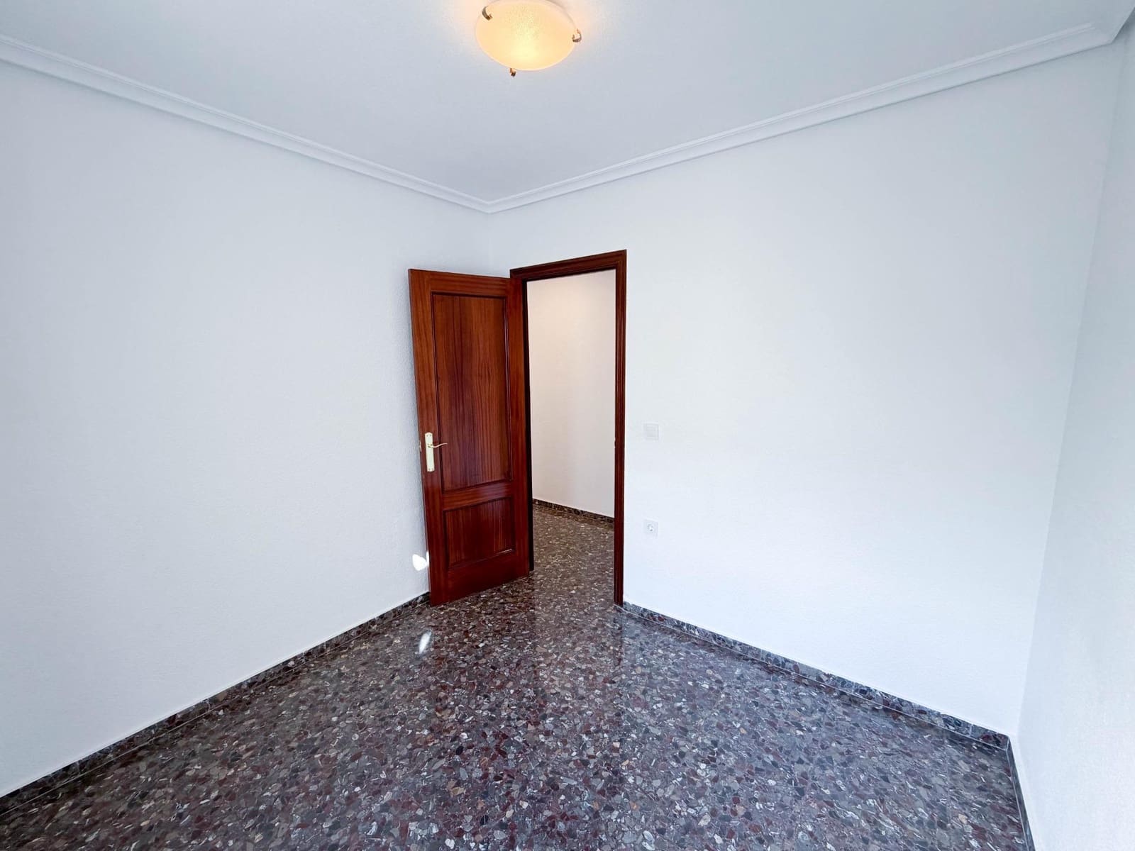4 bedroom Flat for rent in Quart de Poblet - € 1,100 (Ref: 9839626)