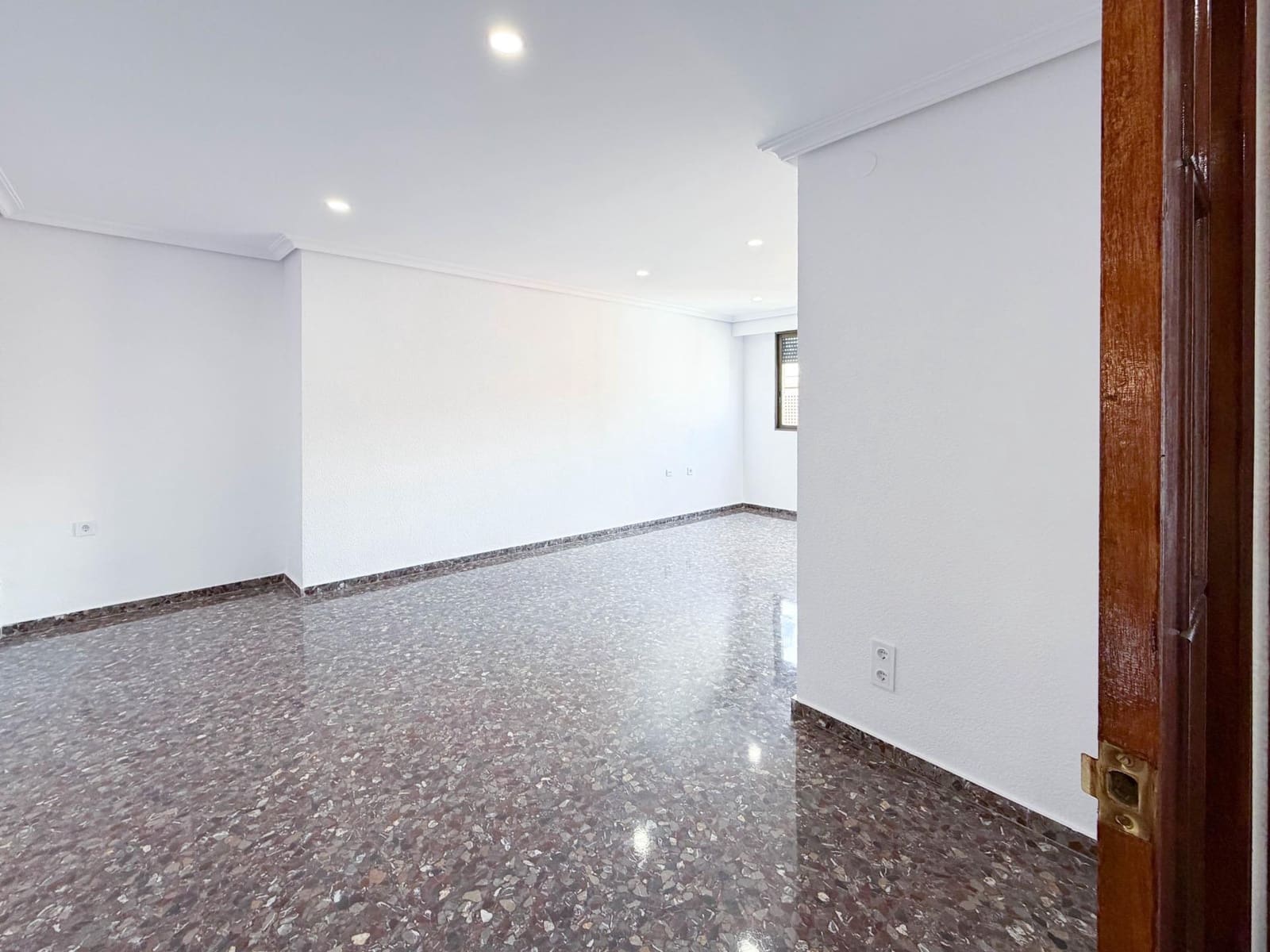 4 bedroom Flat for rent in Quart de Poblet - € 1,100 (Ref: 9839626)
