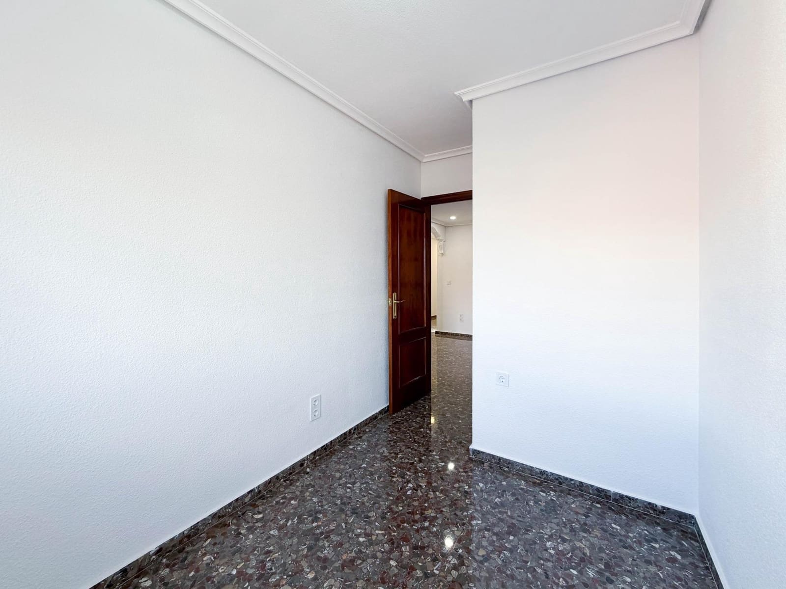 4 bedroom Flat for rent in Quart de Poblet - € 1,100 (Ref: 9839626)