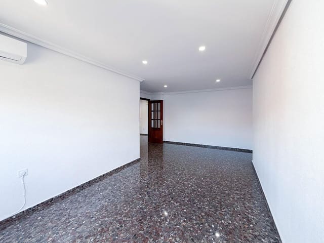 4 bedroom Flat for rent in Quart de Poblet - € 1,100 (Ref: 9839626)