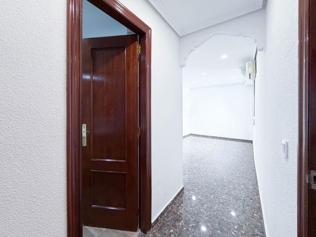 4 bedroom Flat for rent in Quart de Poblet - € 1,100 (Ref: 9839626)