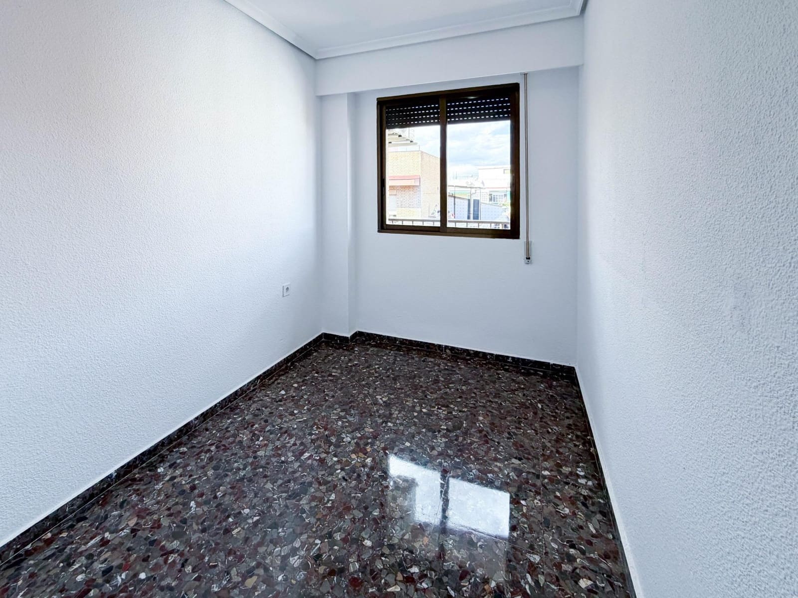 4 bedroom Flat for rent in Quart de Poblet - € 1,100 (Ref: 9839626)
