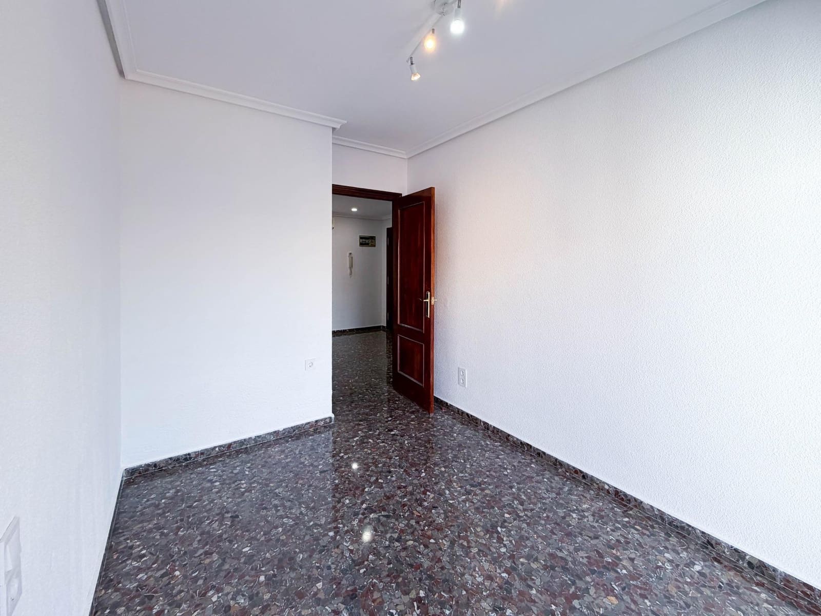 4 bedroom Flat for rent in Quart de Poblet - € 1,100 (Ref: 9839626)