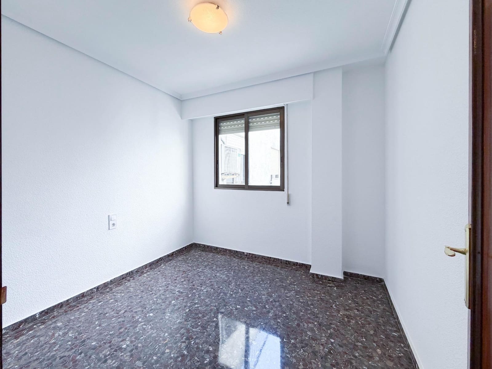 4 bedroom Flat for rent in Quart de Poblet - € 1,100 (Ref: 9839626)