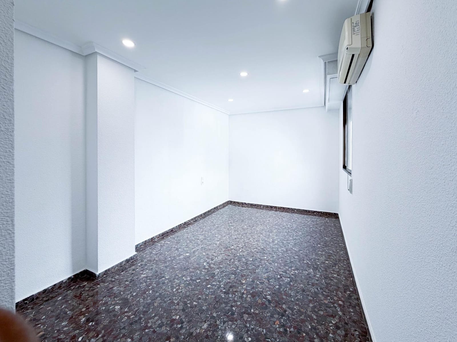 4 bedroom Flat for rent in Quart de Poblet - € 1,100 (Ref: 9839626)