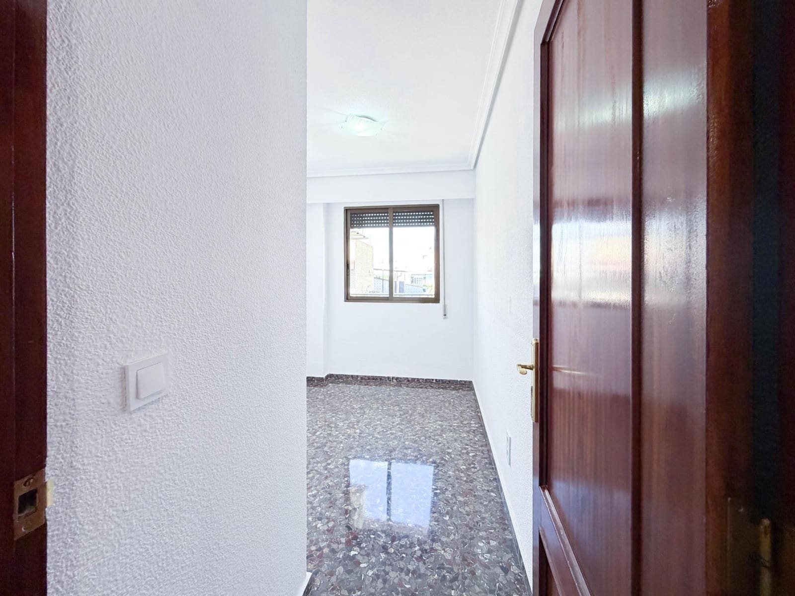 4 bedroom Flat for rent in Quart de Poblet - € 1,100 (Ref: 9839626)