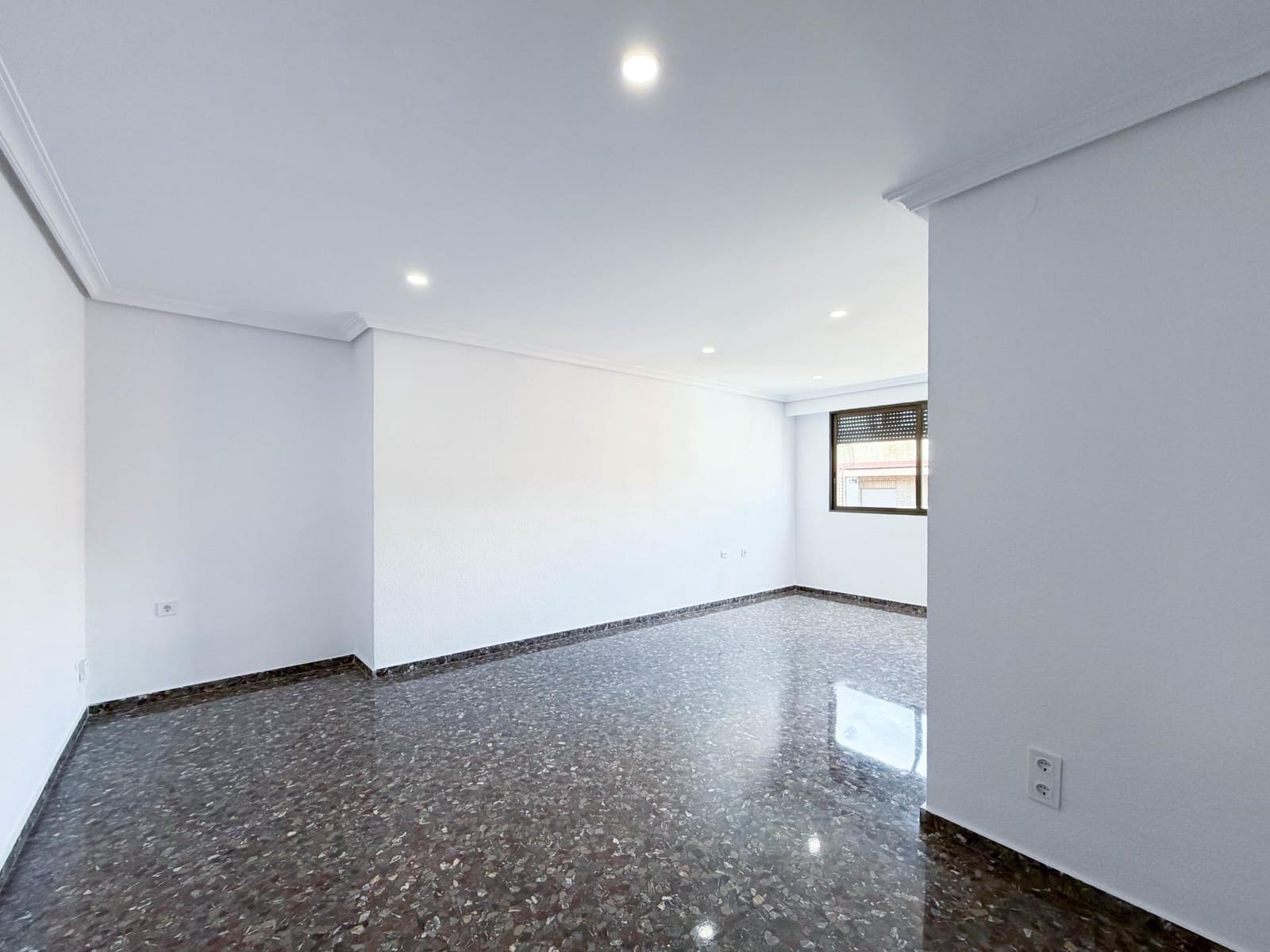 4 bedroom Flat for rent in Quart de Poblet - € 1,100 (Ref: 9839626)