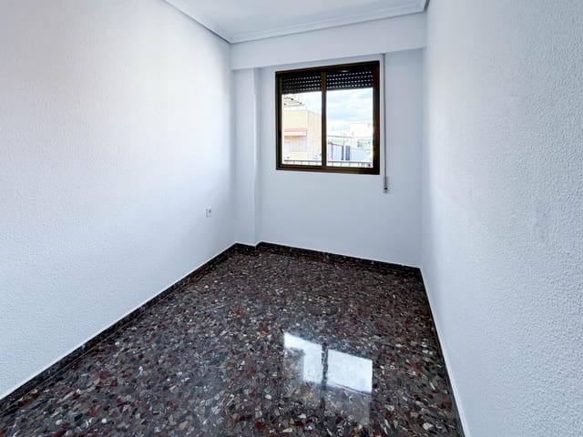4 bedroom Flat for rent in Quart de Poblet - € 1,100 (Ref: 9839626)