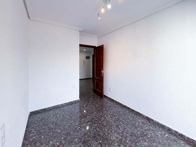 4 bedroom Flat for rent in Quart de Poblet - € 1,100 (Ref: 9839626)
