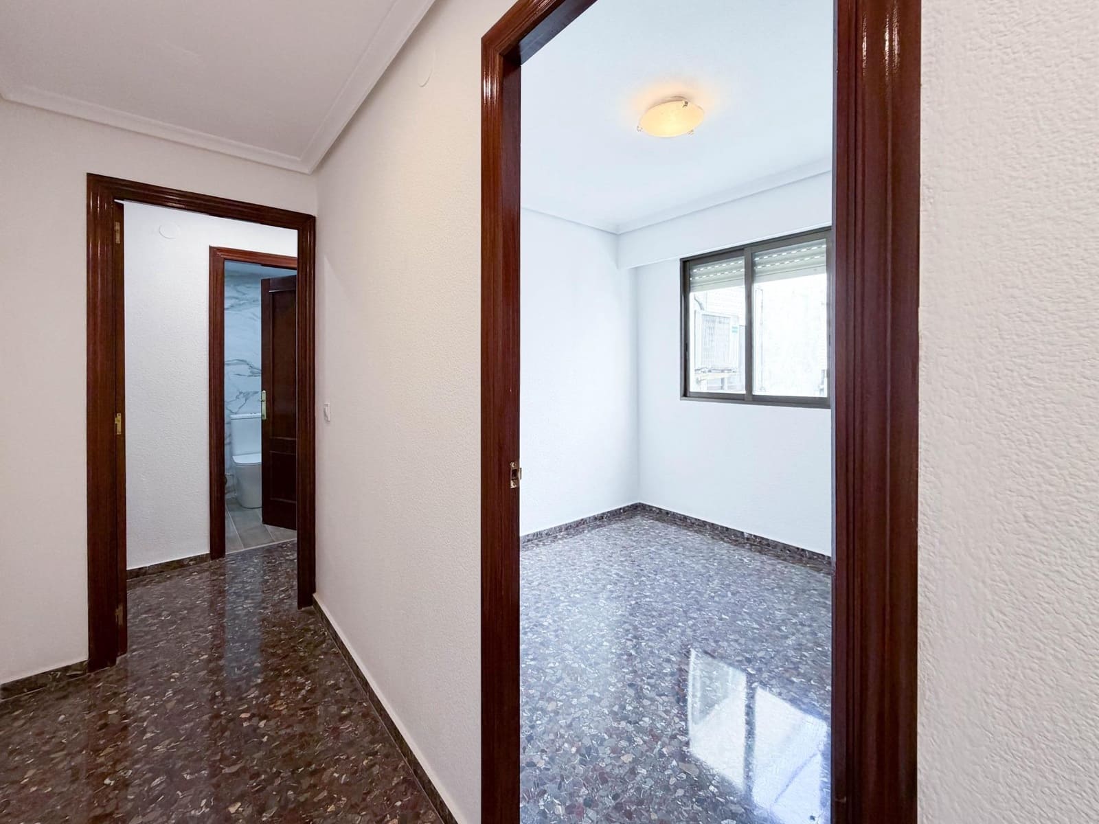 4 bedroom Flat for rent in Quart de Poblet - € 1,100 (Ref: 9839626)
