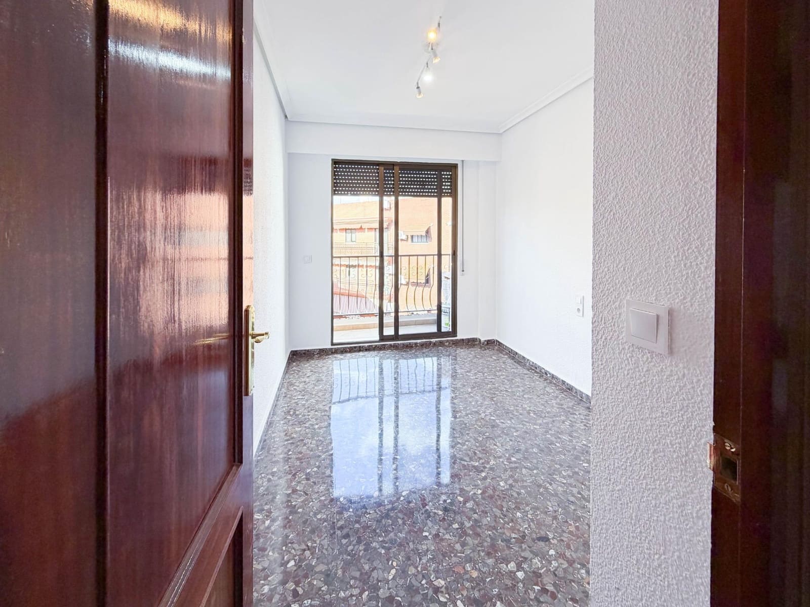 4 bedroom Flat for rent in Quart de Poblet - € 1,100 (Ref: 9839626)