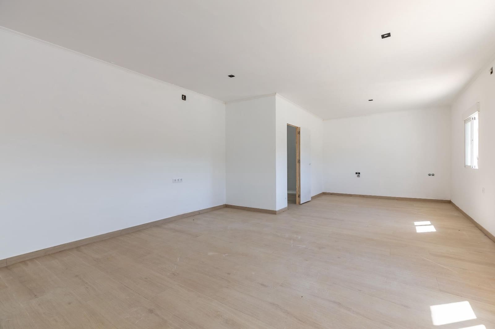 4 bedroom Villa for sale in Turis with pool garage - € 285,000 (Ref: 9839628)