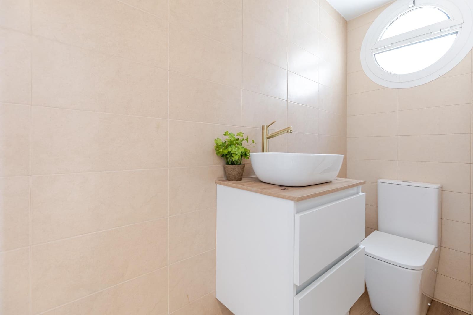 3 bedroom Semi-detached Villa for sale in Gilet with garage - € 240,000 (Ref: 9839630)