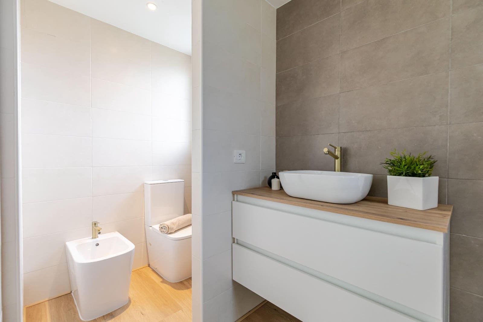 3 bedroom Semi-detached Villa for sale in Gilet with garage - € 240,000 (Ref: 9839630)